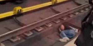 الكاميرا ترصد لحظة مرعبة.. قطار يمر فوق رجل نائم دون أن يصيبه - بوابة اخر ساعة