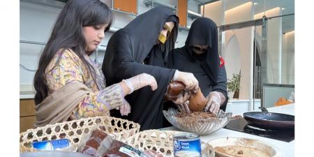 أطفال يتلقون السنع «في حضن الجدة» - بوابة اخر ساعة
