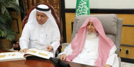 مفتي عام المملكة يتسلم التقرير النصف سنوي لإدارة العلاقات العامة والإعلام برئاسة الإفتاء لعام 2025 - بوابة اخر ساعة