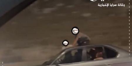 أطفال يطلّون من فتحة مركبة مسرعة .. تصرف متهور ومطالبات بمحاسبة السائق المستهتر .. فيديو - بوابة اخر ساعة