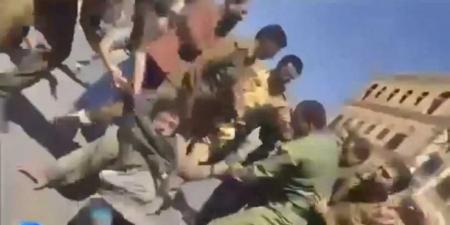 من الجيش إلى السحل في الأسواق.. شاهد بالفيديو هكذا أهان الحوثيون بائعًا متجولًا في صنعاء - بوابة اخر ساعة