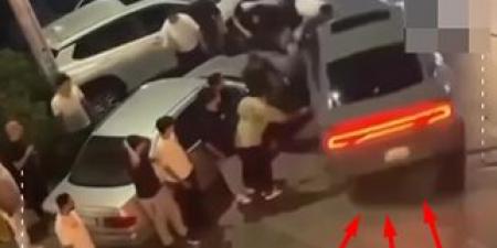 بالفيديو .. مشاجرة جماعية عنيفة غرب عمان تستخدم فيها "المركبات" والأدوات الراضّة - بوابة اخر ساعة