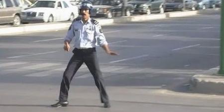 شاهد كيف أوقف الشرطي الراح هزاع ذنيبات موكب الراحل الملك الحسين لأجل سيارة إسعاف - بوابة اخر ساعة