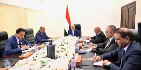 في قصر معاشيق.. اجتماع طارئ يبحث إجراءات استباقية لأزمة الاقتصاد واستقرار العملة والرواتب والكهرباء - بوابة اخر ساعة