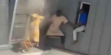 على ارتفاع 6 طوابق.. رجل ينقذ جيرانه من حريق ضخم (فيديو) - بوابة اخر ساعة