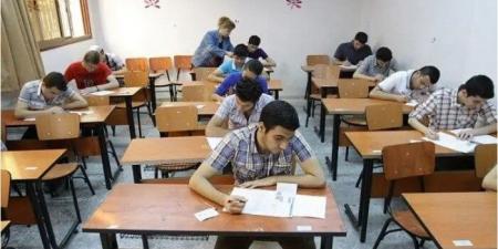 طلاب الثانوية العامة النظام القديم يؤدون اليوم امتحان مادة الديناميكا - بوابة اخر ساعة