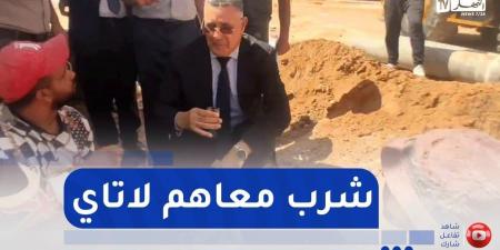 والي النعامة يحتسي الشاي في "الشونطي" مع العمال خلال زيارة فجائية للمشروع - بوابة اخر ساعة