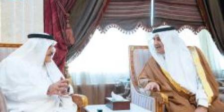 أمير منطقة تبوك يزور الشيخ أحمد الخريصي للاطمئنان على صحته - بوابة اخر ساعة