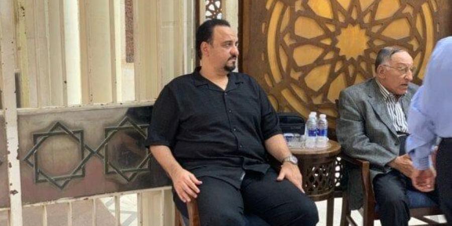 بحضور نجوم الفن.. هشام إسماعيل يستقبل عزاء والدته (صور) - بوابة اخر ساعة