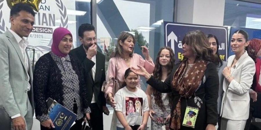أسرة أحمد زاهر تدعم ابنتهم ملك أثناء حفل تخرجها من الجامعة |صور - بوابة اخر ساعة