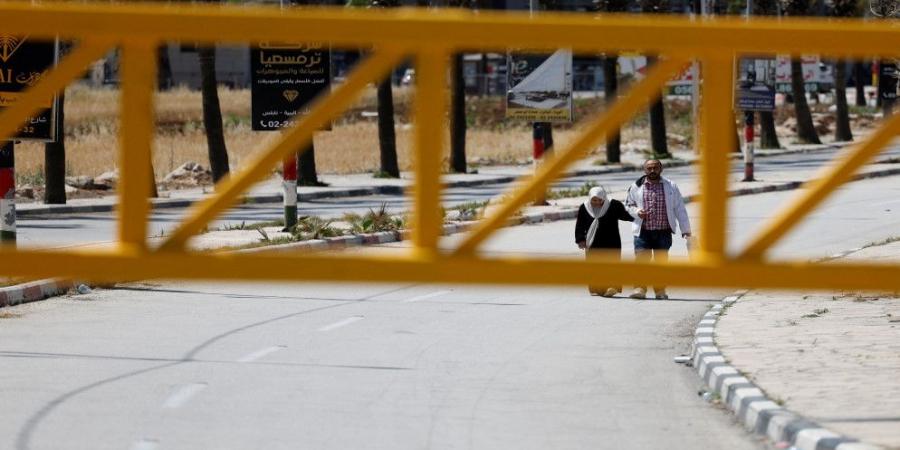 بلدة بالضفة الغربية تتحول "لسجن كبير" بعد أن أحاطها الاحتلال بسياج - بوابة اخر ساعة