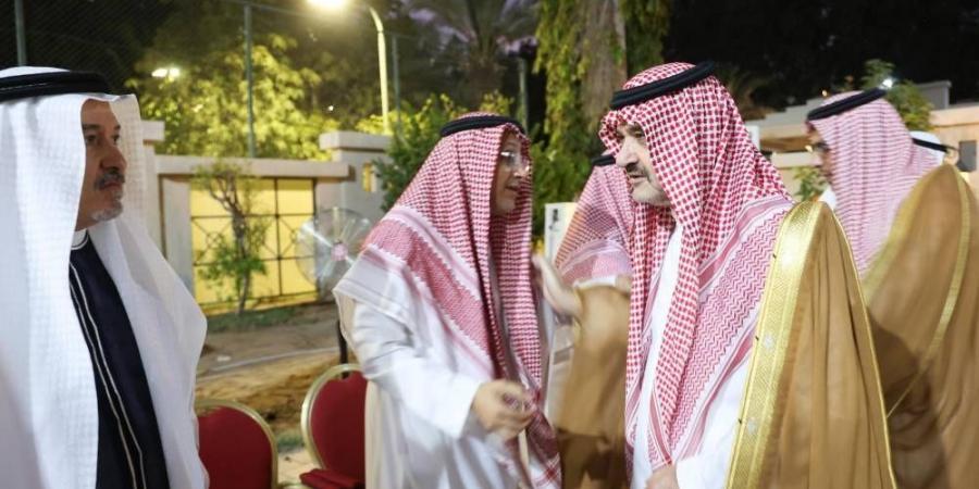 مشعل بن ماجد يعزي أسرة باعشن في فقيدها - بوابة اخر ساعة