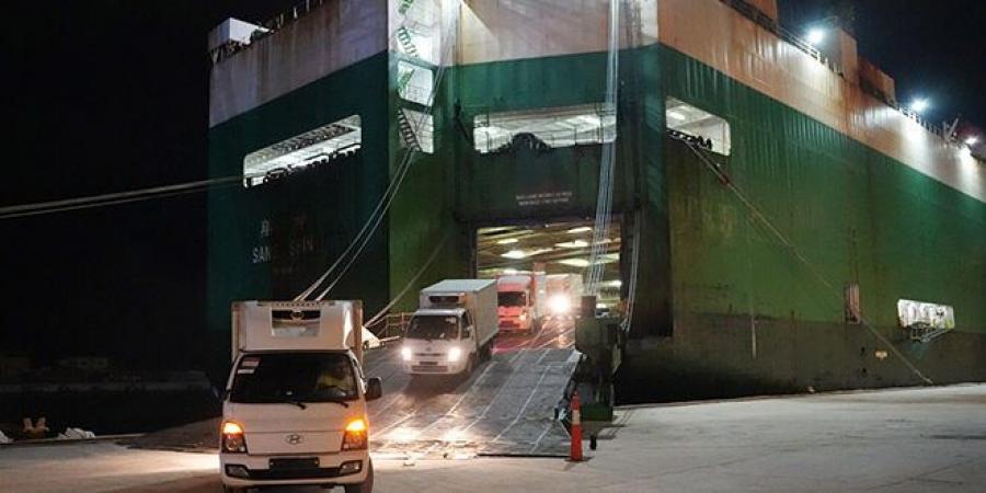 تفريغ 750 سيارة في مرفأ طرطوس ضمن شحنة قادمة من كوريا الجنوبية - بوابة اخر ساعة