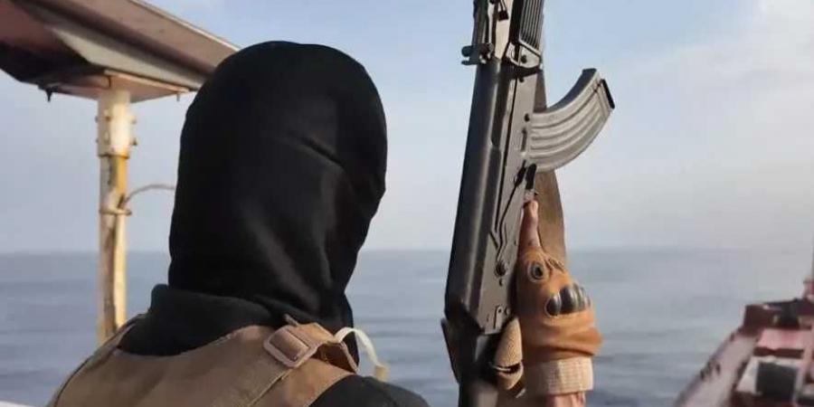 الحكومة الشرعية تنشر فيديو يوثق لحظة الهجوم الحوثي على سفينة ”ماجيك سيز” وإغراقها وتعلق! - بوابة اخر ساعة