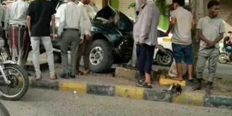 عاكس خط يفقد ‘‘فرامل’’ سيارته.. تعز تستيقظ على حادث مروع وسط المدينة وسقوط مصابين - بوابة اخر ساعة