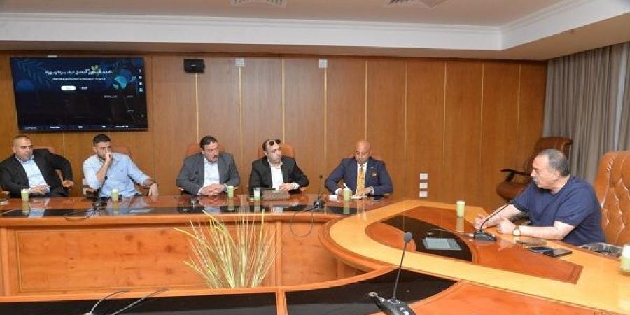 محافظ أسيوط يجتمع مع مجموعة من المستثمرين لعرض الفرص الاستثمارية - بوابة اخر ساعة